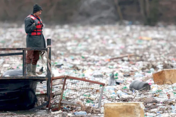 مخلفات بلاستيكية قُذفت إلى مجرى نهر «ليم» في جمهورية صربيا (أ.ب)