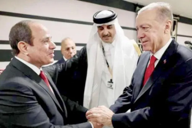 مصافحة الرئيسين المصري والتركي بحضور أمير قطر على هامش افتتاح كأس العالم نوفمبر الماضي (الرئاسة المصرية)