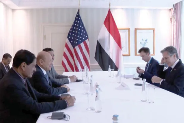 رئيس مجلس القيادة اليمني لدى لقائه وزير الخارجية الأميركي على هامش مؤتمر الأمن في ميونيخ (سبأ)