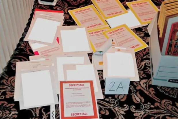 تظهر هذه الصورة الواردة في ملف للمحكمة من قبل وزارة العدل الأميركية في 30 أغسطس 2022 وثائق ضبطها مكتب التحقيقات الفيدرالي في 8 أغسطس لدى الرئيس السابق دونالد ترمب (أ.ب)