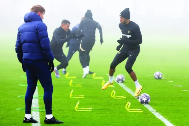 أوباميانغ (يمين) يتدرب مع تشيلسي من دون وضوح لمستقبله مع الفريق (رويترز)