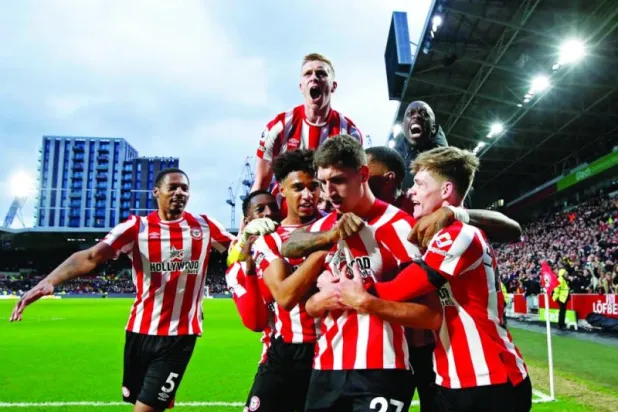 لاعبو برنتفورد يقدمون في موسمهم الثاني بالممتاز مستويات فاقت توقعات كل المراقبين (رويترز)