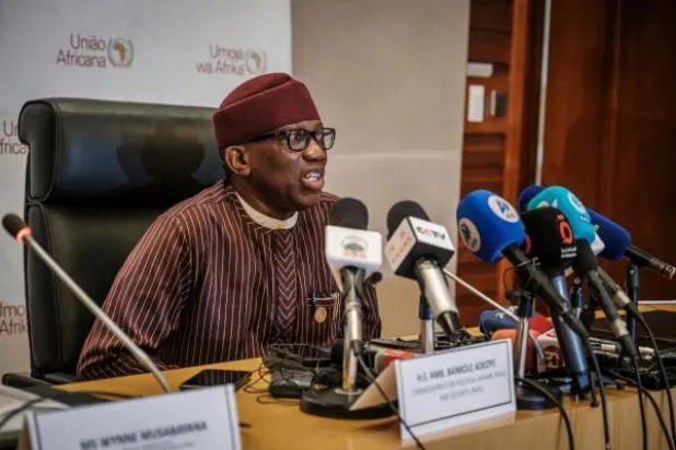 رئيس مجلس السلم والأمن بالاتحاد الأفريقي بانكول أديوي في مؤتمر صحافي اليوم الأحد بأديس أبابا (أ.ف.ب)
