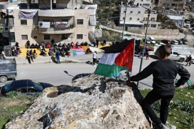 
 
یک نوجوان با پرچم فلسطینی هنگام نماز جمعه در شهر سلوان در قدس شرقی (فرانس پرس)
