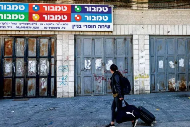 إضراب عام للفلسطينيين أمس ضد هدم المنازل في حي العيسوية بالقدس الشرقية (أ.ف.ب)