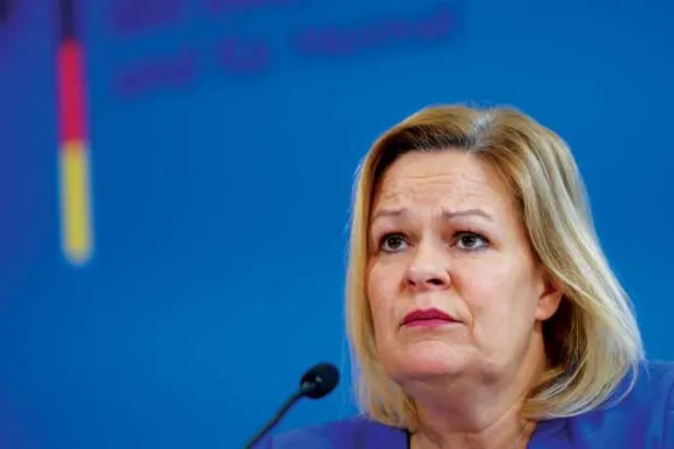 نانسي فيزر وزيرة الداخلية الألمانية تتحدث في مؤتمر صحافي (رويترز)