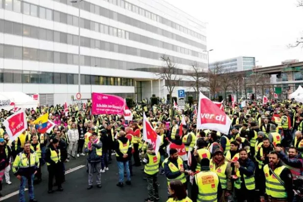 عمال ألمان تابعون لنقابة «فيردي» يتظاهرون في مدينة فرنكفورت اعتراضاً على تدني الأجور (رويترز)