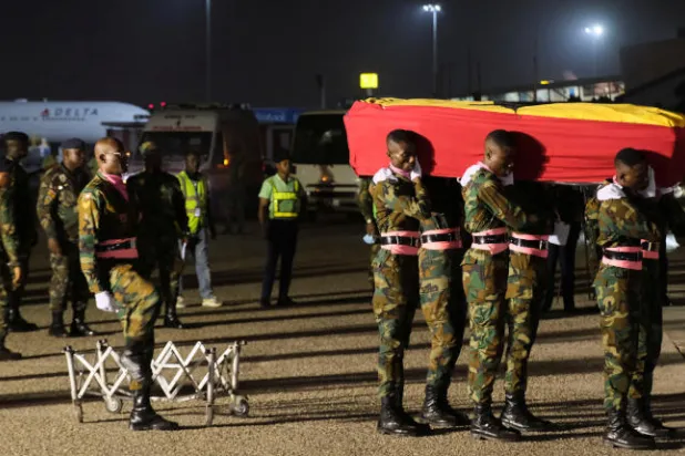 صورة لوصول جثمان الغاني أتسو إلى أكرا (رويترز)