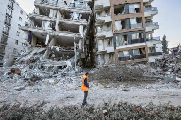 «عناق» الخراب في أنطاكيا (أ.ف.ب)