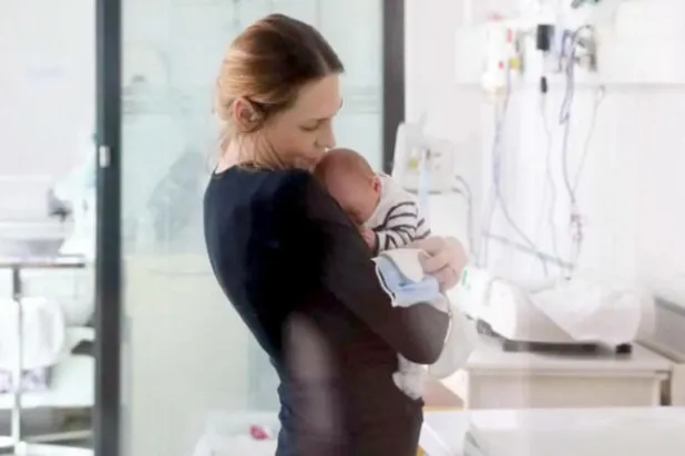 ديبوراه برليوز مع ابنتها (الشرق الأوسط)