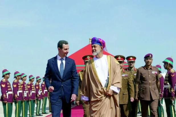 سلطان عُمان هيثم بن طارق مستقبلاً الأسد في مسقط أمس (رويترز)