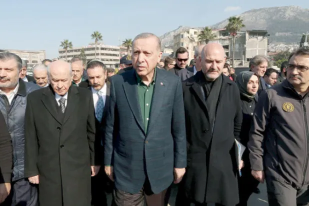 الرئيس إردوغان وإلى جانبه دولت بهشلي في هاتاي (رويترز)