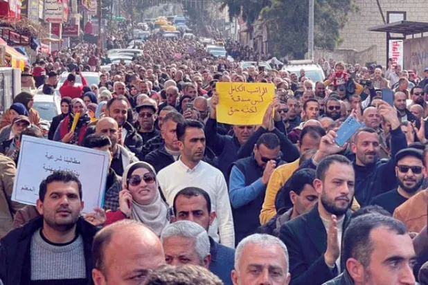 من صور تداولتها مواقع التواصل الاجماعي لمظاهرة أمام مقر مجلس الوزراء الفلسطيني برام الله