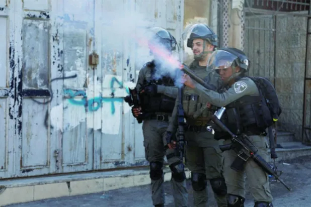 القوات الإسرائيلية تطلق الغاز المسيل للدموع خلال مواجهات مع الفلسطينيين بعد إضراب عام رداً على نشاط للشرطة في القدس الشرقية (رويترز)