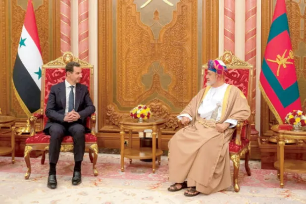سلطان عُمان هيثم بن طارق التقى الرئيس السوري بشار الأسد في مسقط أمس (رويترز)