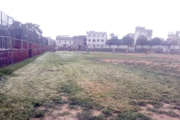 جانب من ملعب يمني في مدينة إب تعرض للإهمال الحوثي (فيسبوك)