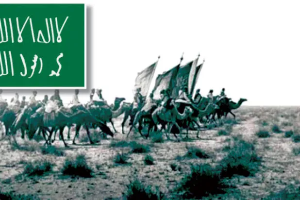 فرقة من جيش الملك عبد العزيز عام 1911... وفي الإطار علم الدولة السعودية الأولى الذي رفعه الإمام محمد بن سعود (صورتان خص بهما «الشرق الأوسط» الباحث عدنان الطريف)