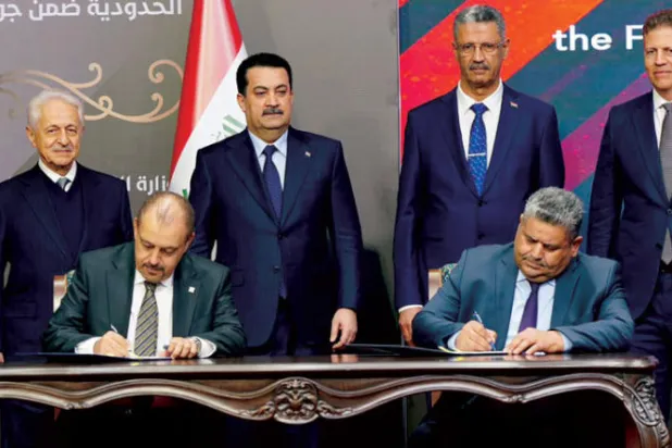 السوداني يتوسط عبد الغني ورؤساء شركات إماراتية وصينية خلال حفل التوقيع أمس (أ.ف.ب)