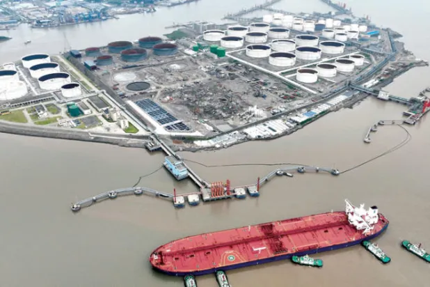 محطة نفط خام قبالة جزيرة وايدياو في مقاطعة زهيجيانغ الصينية (رويترز)