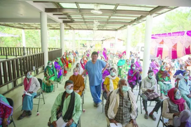 طبيب العيون النيبالي الدكتور سندوك رويت وسط مجموعة من مرضاه (وام)