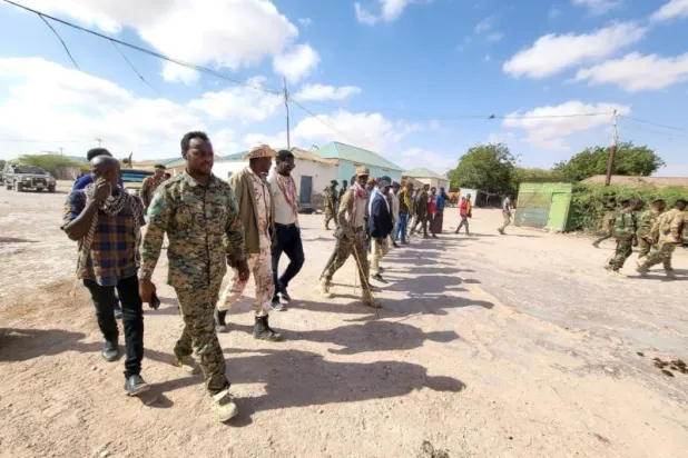 نواب صوماليون يزورون مدينة حررطيري لتفقد العملية العسكرية ضد «الشباب» (وكالة الصومال الرسمية)