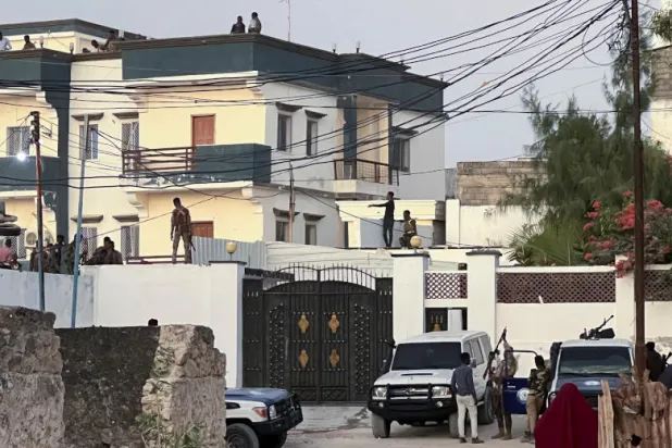 قوات الأمن الصومالية في موقع الهجوم على مبنى بمقديشو (أ.ف.ب)