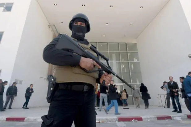 19 Mart 2015 tarihinde Bardo Müzesi'nde turistlere yönelik düzenlenen bir terör saldırısının ardından müzenin girişinde konuşlanan bir güvenlik personeli ve girişe toplanan gazeteciler (Getty Images)