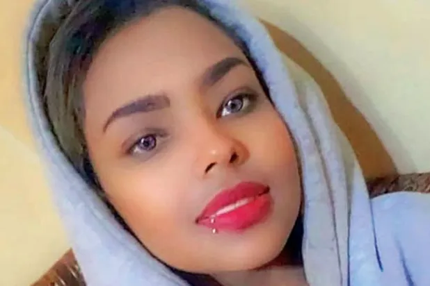 Husi yargısı tarafından beş yıl hapis cezasına çarptırılan Sanatçı İntisar el-Hammadi (AFP)