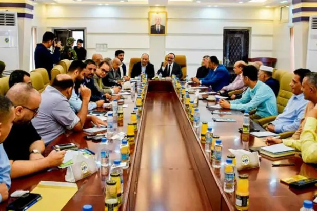 اجتماع مسؤولي النقل والتجارة والصناعة في الحكومة اليمنية بعدن (سبأ)