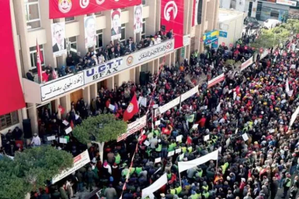 Tunus İşçi Sendikası tarafından geçen hafta sonunda Sfaks’ta düzenlenen protestolardan bir kare (EPA)