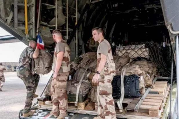 جنود فرنسيون من البعثة اللوجيستية في مطار بانغي قبل مغادرة جمهورية أفريقيا الوسطى (أ.ف.ب)