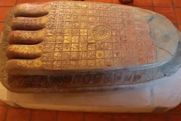 عرض تمثال ضخم يمثل «أثر قدم بوذا» بمتحف في كمبوديا