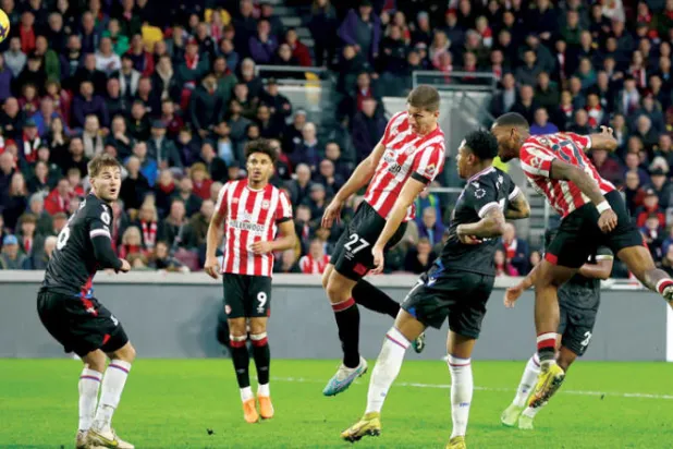 فيتالي جانيلت ورأسية رائعة أهدت برينتفورد تعادلاً مستحقاً في الوقت القاتل أمام كريستال بالاس (رويترز)