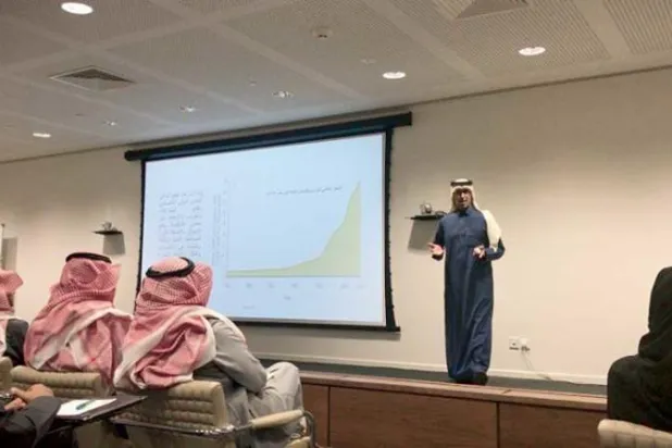 جانب من محاضرة الدكتور المرزوقي التي وضعت إطاراً لارتباط الأمن الوطني بالأمن الاقتصادي (الشرق الأوسط)