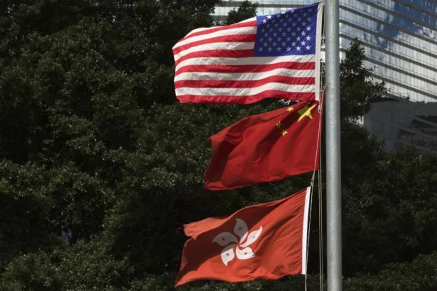 صورة تجمع أعلام الولايات المتحدة والصين وهونغ كونغ (رويترز - أرشيفية)