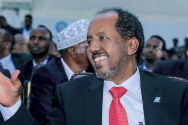 الرئيس الصومالي حسن شيخ محمود يلوح لمناصريه (أ.ف.ب)