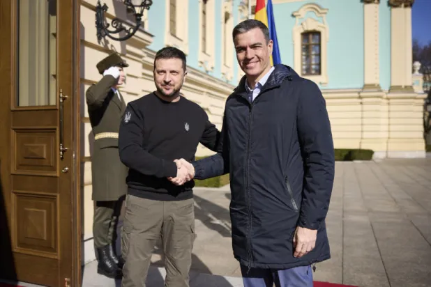 الرئيس الأوكراني فولوديمير زيلينسكي يصافح رئيس الوزراء الإسباني بيدرو سانشيز (أ.ب)