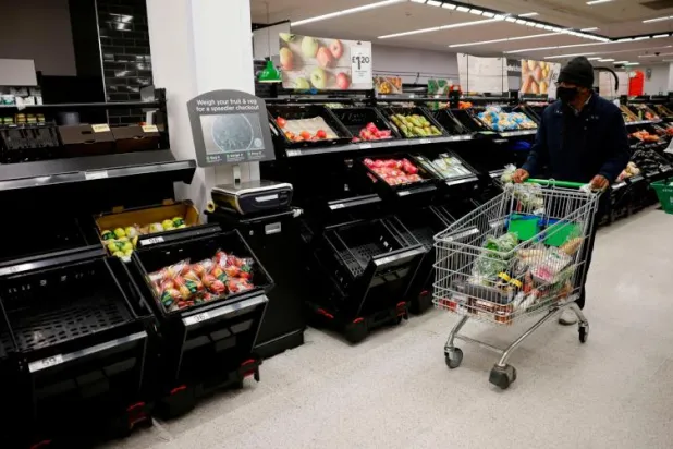 صورة تظهر نقصاً في رفوف الخضراوات بأحد المحال في بريطانيا (أ.ف.ب)