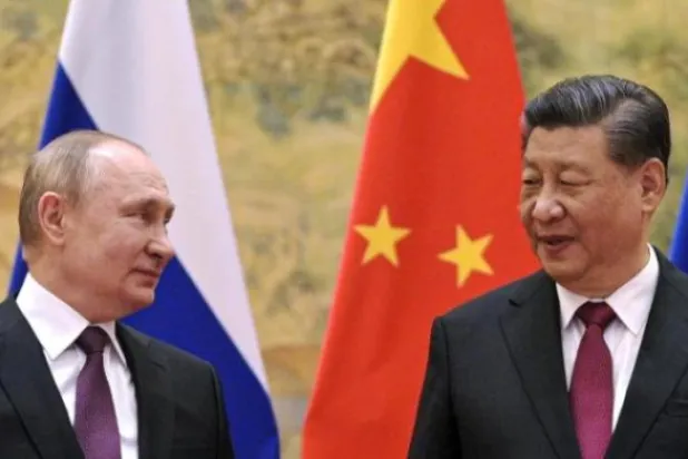 Çin ve Rusya devlet başkanları geçen yıl Pekin’de düzenlenen bir zirvede (AP)