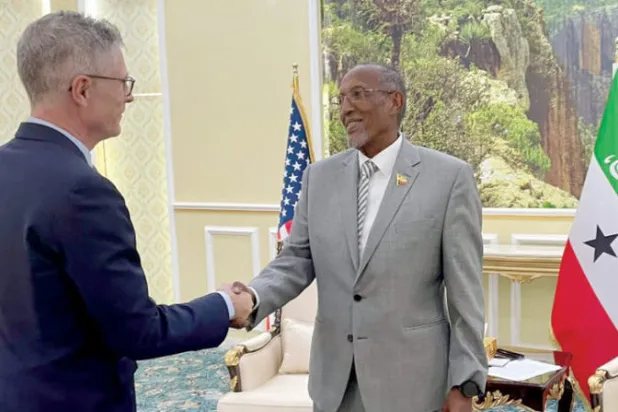 صورة وزعتها السفارة الأميركية للقاء القائم بأعمالها مع رئيس إقليم صوماليلاند