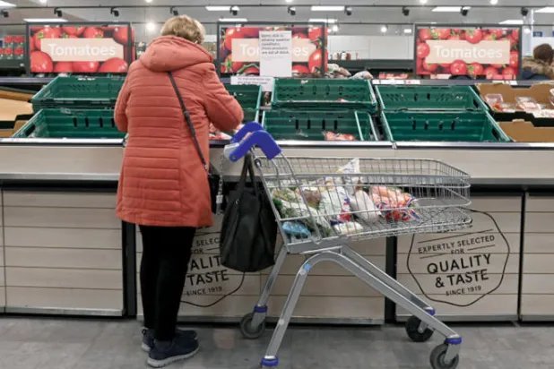 أقرت متاجر بريطانية قيودا على مبيعات بعض الخضر والفواكه (إ.ب.أ)