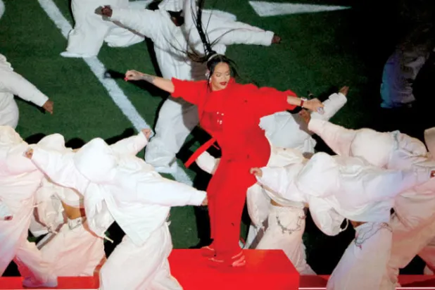 ريهانا خلال عرضها ما بين الشوطين في المباراة النهائية لبطولة كرة القدم الأميركية قبل أسبوعين (رويترز)