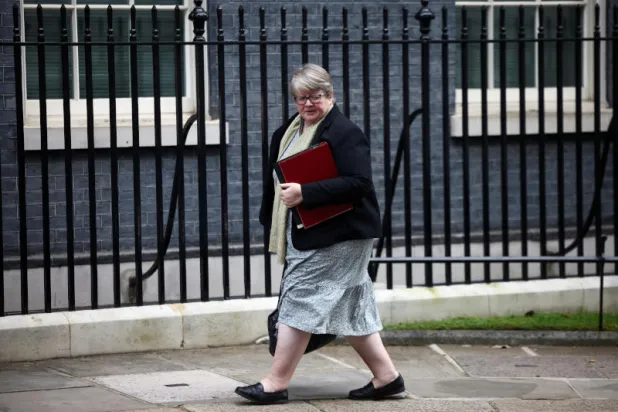 وزيرة البيئة البريطانية تيريز كوفي (رويترز)