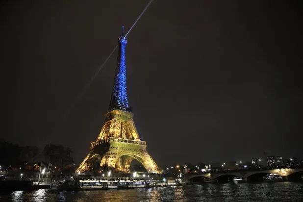 برج إيفل في باريس مضاء بألوان علم أوكرانيا (أ.ب)