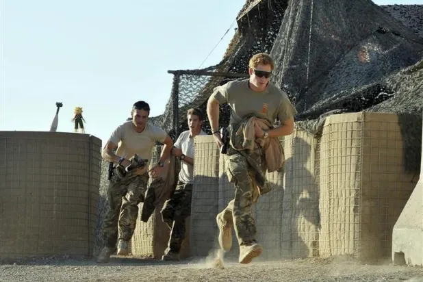 الأمير البريطاني هاري خلال مشاركته في الحرب بأفغانستان عام 2012 (رويترز)