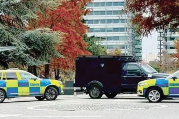 انتشار أمني أمام مقر قناة «إيران إنترناشونال» في غرب لندن (موقع القناة)