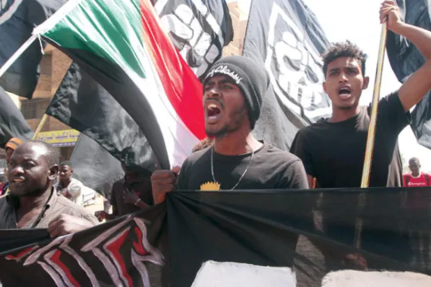 جانب من الاحتجاجات المطالبة بالحكم المدني في الخرطوم 21 فبراير (أ.ب)
