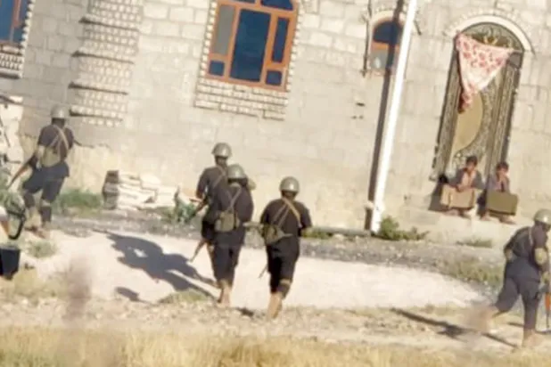 مسلحون حوثيون يداهمون منزلاً في منطقة «صرف» شمال شرقي صنعاء (تويتر)