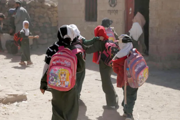 تلاميذ يمنيون يتجهون إلى فصلهم الدراسي في ضواحي صنعاء (إ.ب.أ)