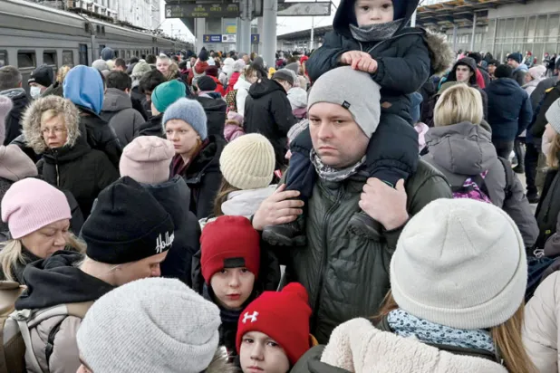 حشود من الأوكرانيين يحاولون مغادرة العاصمة على متن القطار في 5 مارس 2022 (أ.ف.ب)